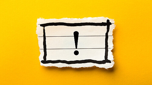 Ausrufezeichen auf gelben Hintergrund